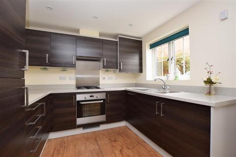 120 Brookfield Drive, Horley, RH6 9TA