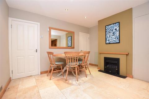 14 Curtis Gardens, Dorking, RH4 1EG