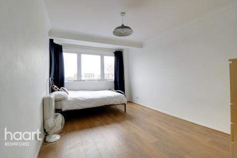 54 Winston Close, Romford, RM7 8LL