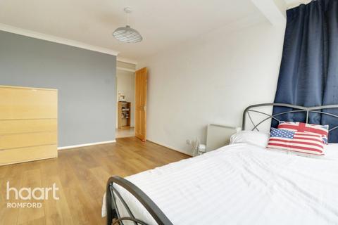 54 Winston Close, Romford, RM7 8LL