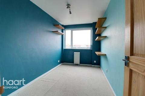 54 Winston Close, Romford, RM7 8LL