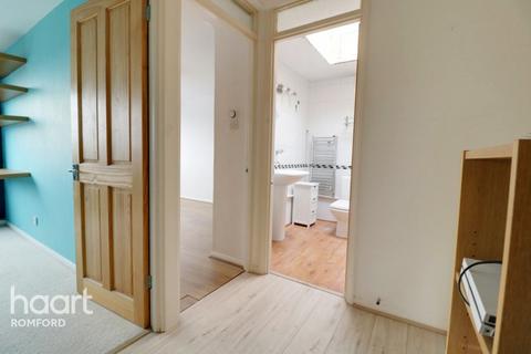 54 Winston Close, Romford, RM7 8LL