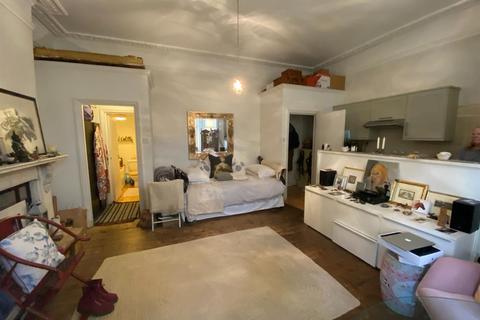 Flat 3, 15 The Barons, Twickenham, TW1 2AP