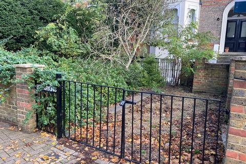 Flat 3, 15 The Barons, Twickenham, TW1 2AP