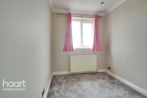 7 Carfax Road, Hornchurch, RM12 4BA