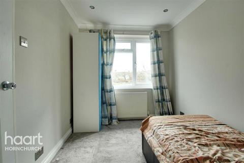 7 Carfax Road, Hornchurch, RM12 4BA