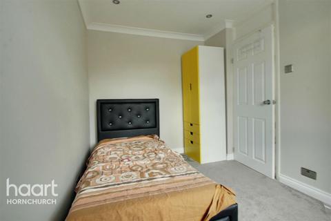 7 Carfax Road, Hornchurch, RM12 4BA
