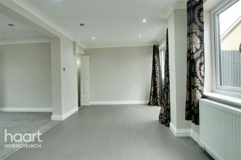 7 Carfax Road, Hornchurch, RM12 4BA