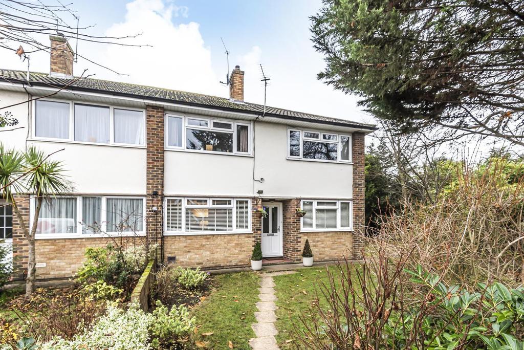 Sidney Road, WaltonOnThames, KT12 2 bed apartment £200,000