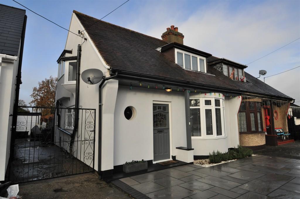 Woodfield Road, Hadleigh 3 bed semidetached house £475,000