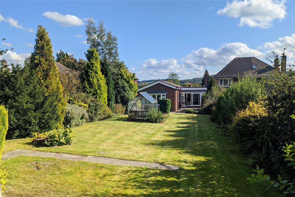 Park Drive, Mirfield, West Yorkshire, WF14 2 bed bungalow £900 pcm (£208 pw)