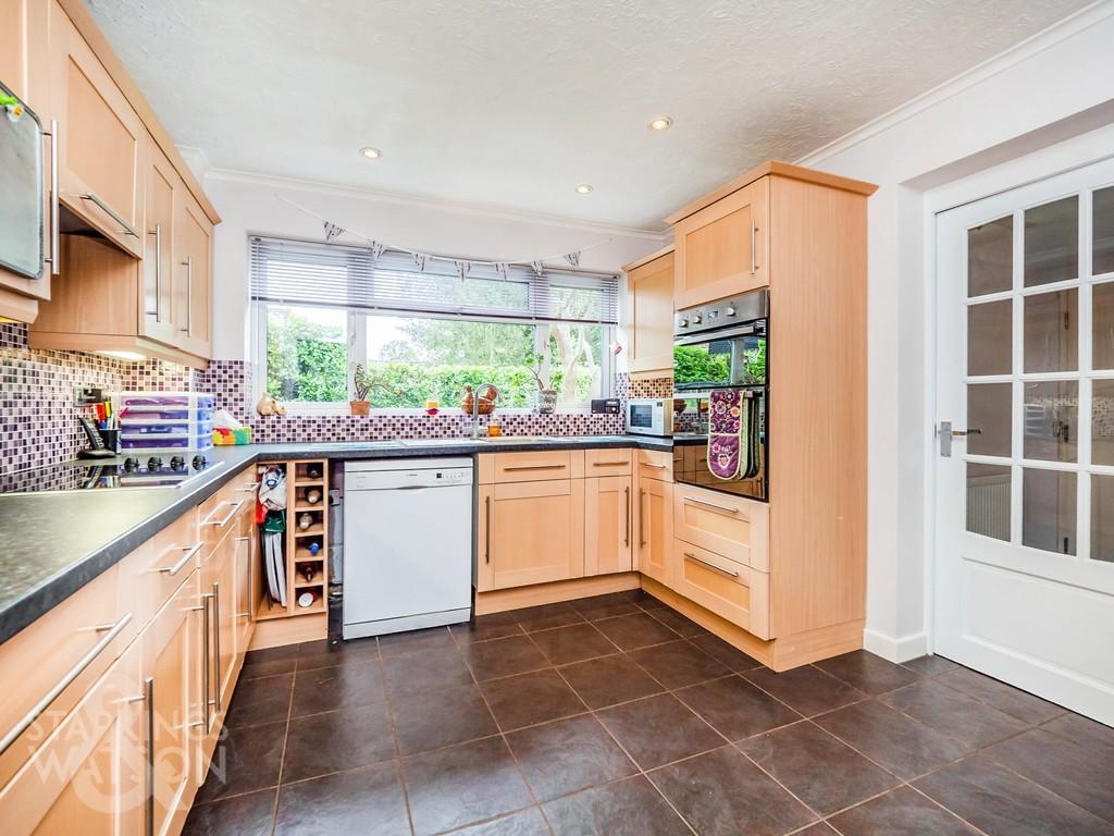 Blofield Road, Brundall, Norwich 4 bed detached house £425,000