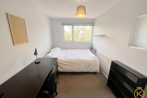 5 bedroom terraced house to rent, Park Barn Drive, Guildford