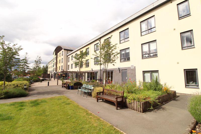 Knaves Court, High Street... 2 bed apartment £105,000