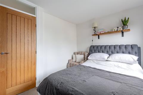 7 Broadlands, Horley, RH6 9XA
