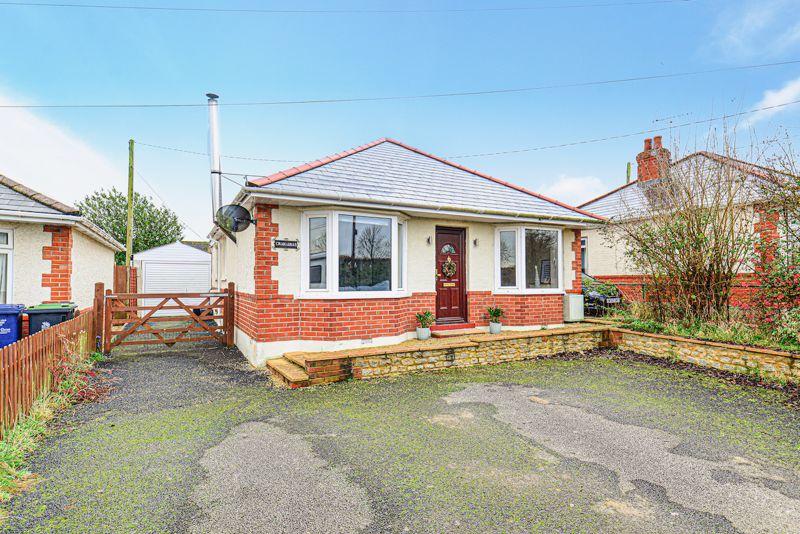 Wavering Lane West, Gillingham, SP8 3 bed detached bungalow - £315,000