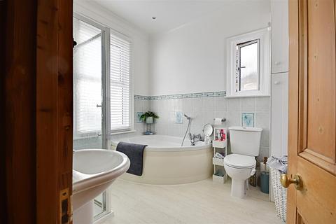 57a Manor Road, Bexhill-on-sea, TN40 1SN