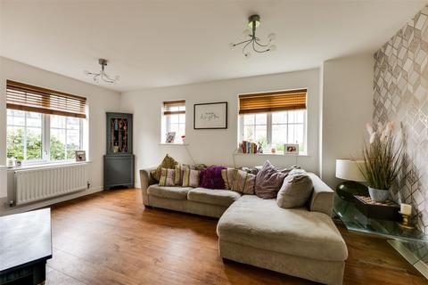 75 Claremont Crescent, Rayleigh, SS6 9GZ