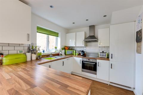 75 Claremont Crescent, Rayleigh, SS6 9GZ