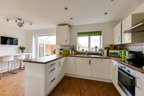 75 Claremont Crescent, Rayleigh, SS6 9GZ