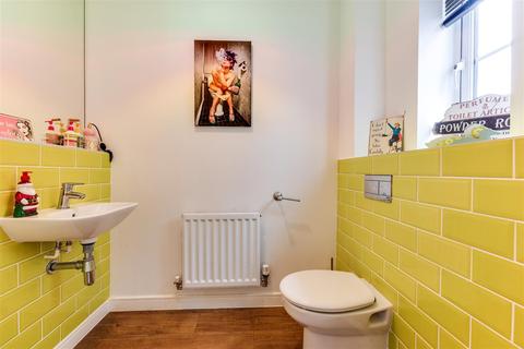 75 Claremont Crescent, Rayleigh, SS6 9GZ