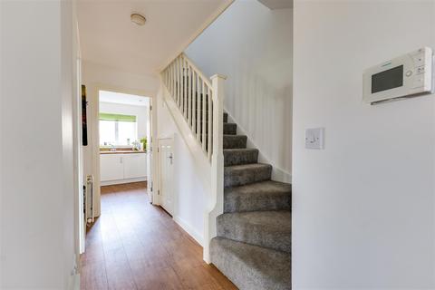 75 Claremont Crescent, Rayleigh, SS6 9GZ