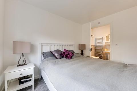 75 Claremont Crescent, Rayleigh, SS6 9GZ