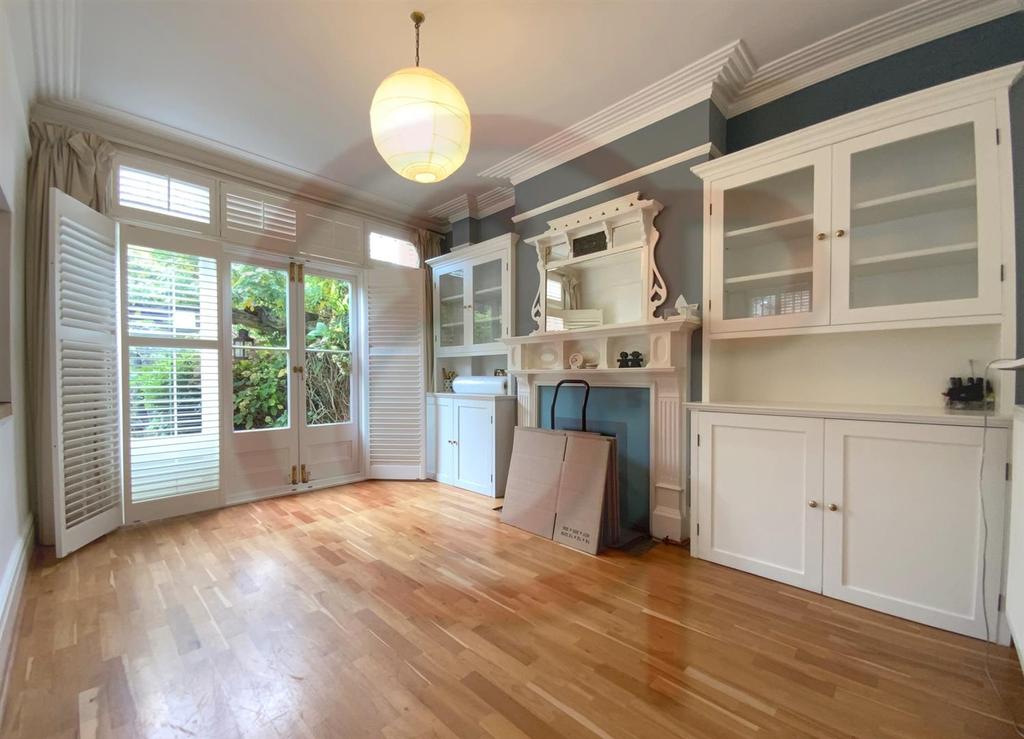 Palgrave Road, Hammersmith, W12 5 bed house £4,000 pcm (£923 pw)