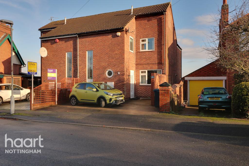 Hillview Road, Carlton 4 bed semidetached house £300,000