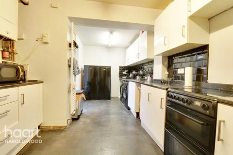 109 Montgomery Crescent, Romford, RM3 7UX