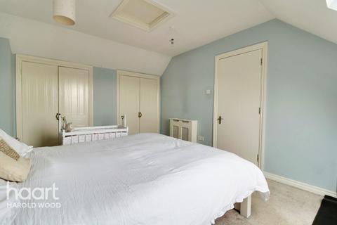 8 Messant Close, Harold Wood, Romford, RM3 0WP