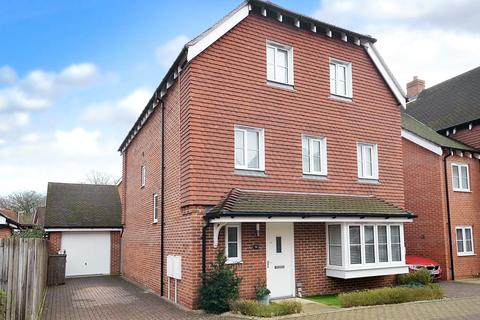 16 Apsley Road, Horley, RH6 9RX
