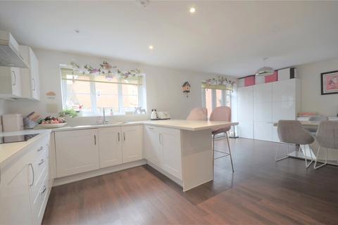 16 Apsley Road, Horley, RH6 9RX