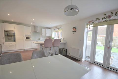 16 Apsley Road, Horley, RH6 9RX