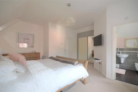 16 Apsley Road, Horley, RH6 9RX