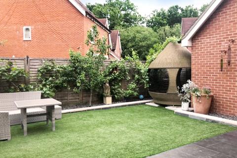 16 Apsley Road, Horley, RH6 9RX