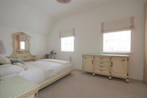 16 Apsley Road, Horley, RH6 9RX