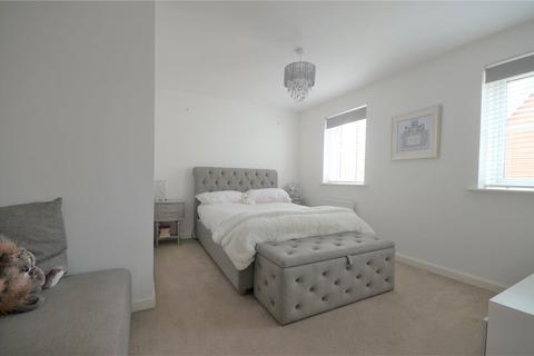 16 Apsley Road, Horley, RH6 9RX