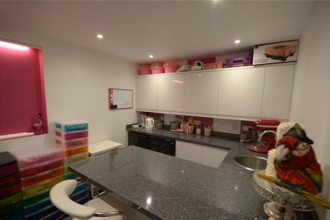 16 Apsley Road, Horley, RH6 9RX