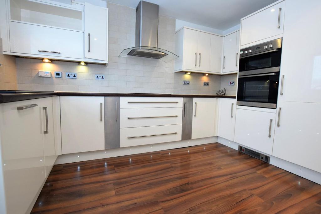 Hillsborough Avenue Brierfield 4 bed detached house £1,100 pcm (£254 pw)