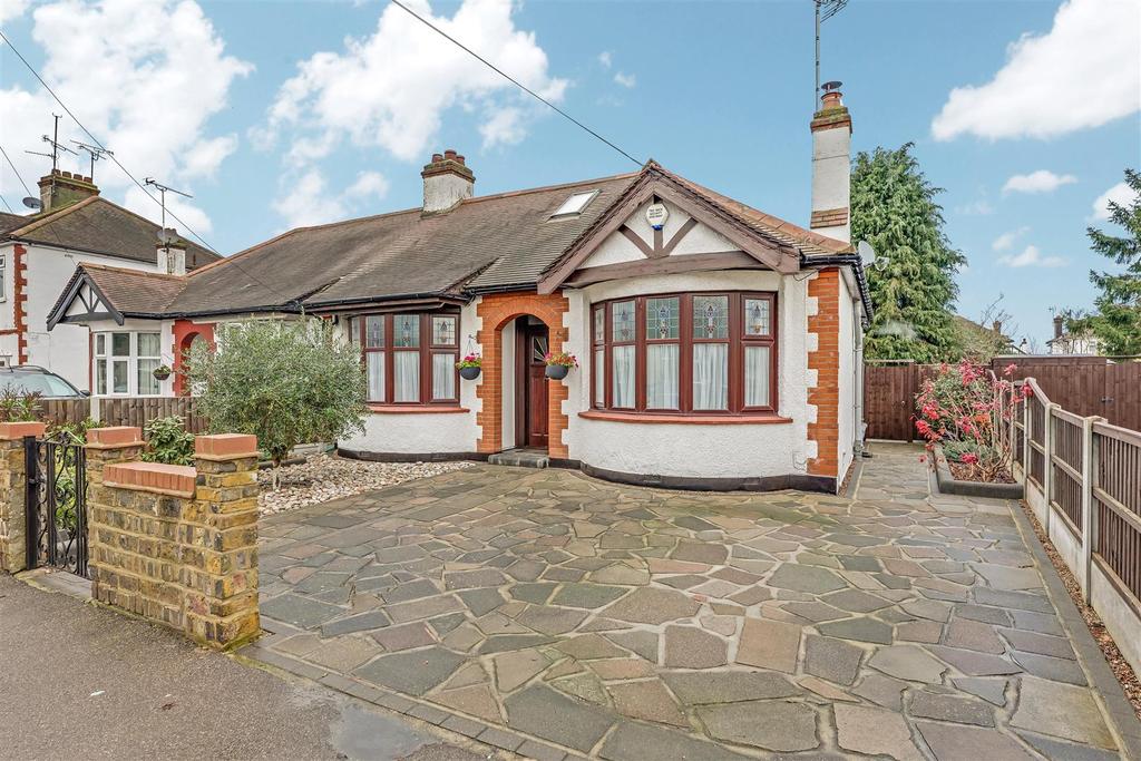 Mayfield Avenue, SouthendOnSea 3 bed semidetached bungalow £425,000
