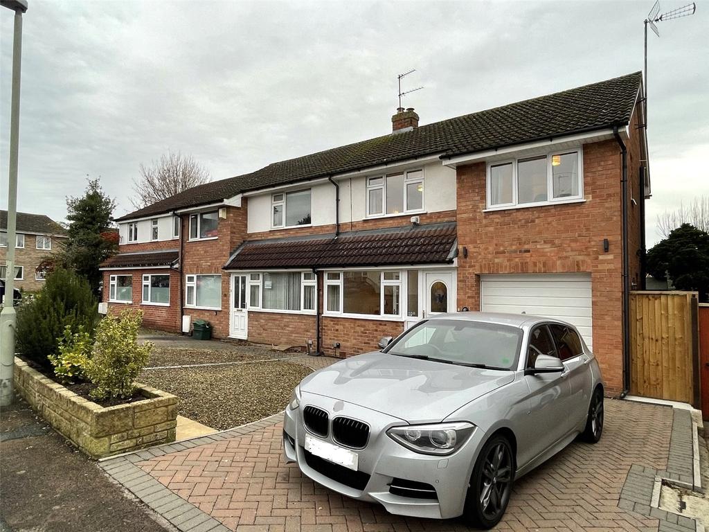 Pinemount Road, Hucclecote, Gloucester, GL3 3 bed semidetached house