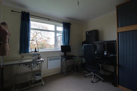 2 bedroom flat to rent, South Croydon, Surrey CR2