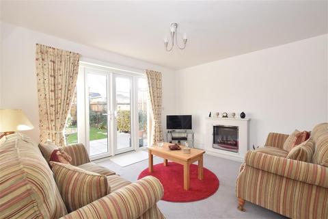 24 Brook Close, Nutbourne, Chichester, PO18 8FY