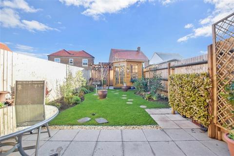 24 Brook Close, Nutbourne, Chichester, PO18 8FY