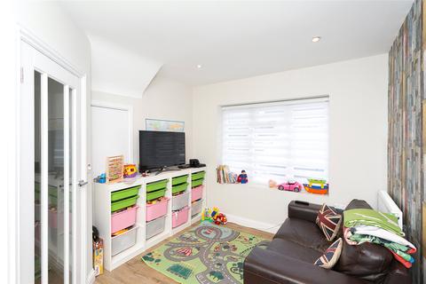 5 Crabtree Close, Bushey, WD23 3BJ