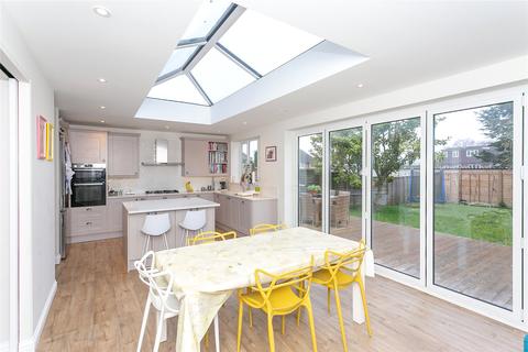 5 Crabtree Close, Bushey, WD23 3BJ