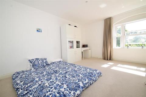 6 The Mews, Twickenham, TW1 1RF