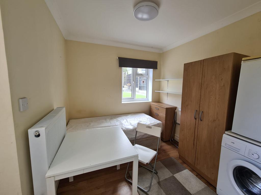 Studio Flat, Kenwyn Drive, Neasden, NW2 Studio - £725 pcm (£167 pw)