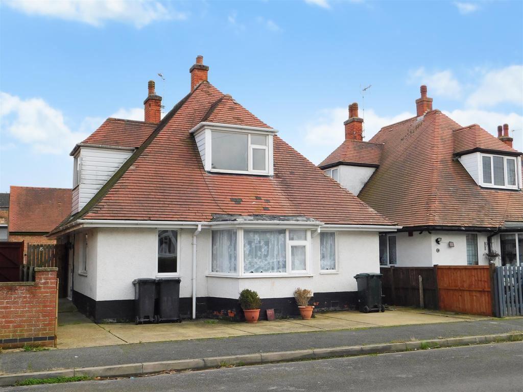 Roseberry Avenue, Skegness, Lincolnshire, PE25 3HA 4 bed detached house £130,000